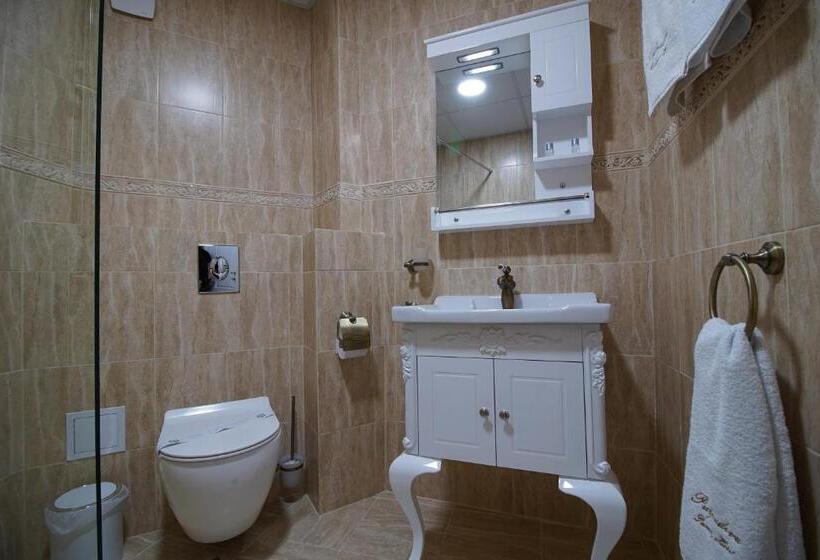 디럭스 트리플 룸, Pulpudeva Family