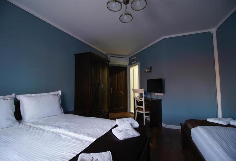 디럭스 트리플 룸, Pulpudeva Family