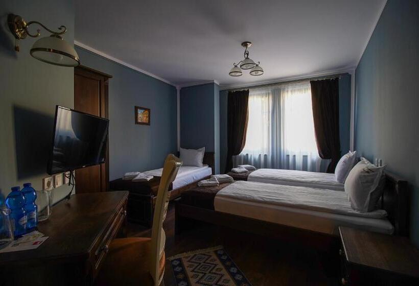 디럭스 트리플 룸, Pulpudeva Family