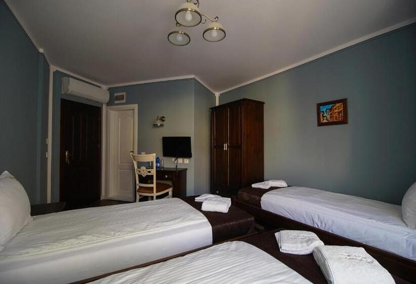 디럭스 트리플 룸, Pulpudeva Family