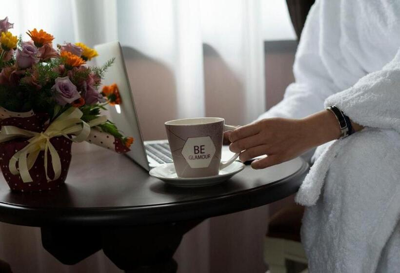 디럭스 룸 도시 전망, Pulpudeva Family