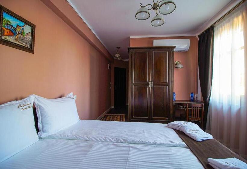 디럭스 룸 도시 전망, Pulpudeva Family