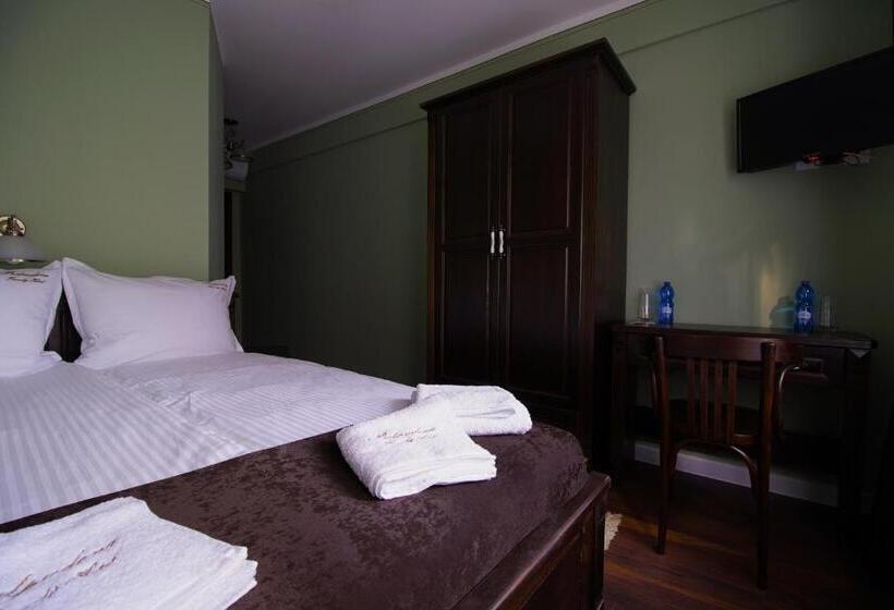 스탠다드 룸, Pulpudeva Family