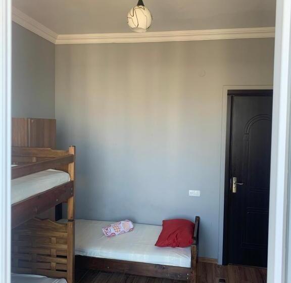 اتاق استاندارد چهارنفره با بالکن, Guest House Polaris