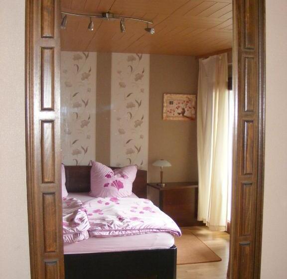 Номер Стандарт, Zum Achten Himmel