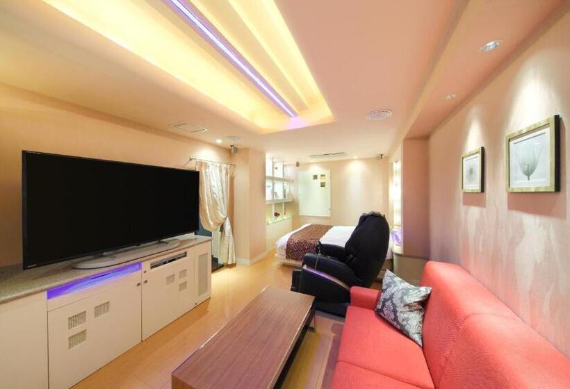 חדר דלוקס, Cherena Kunitachi