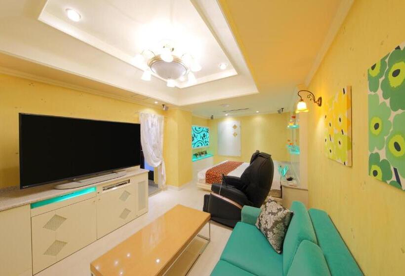 חדר דלוקס, Cherena Kunitachi