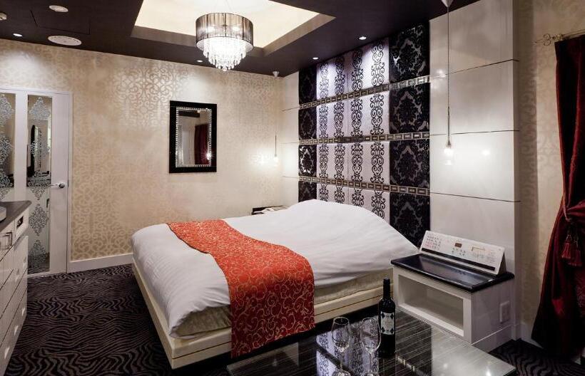 חדר דלוקס, Cherena Kunitachi