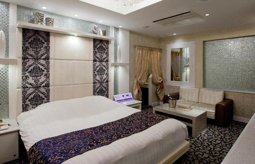 חדר דלוקס, Cherena Kunitachi