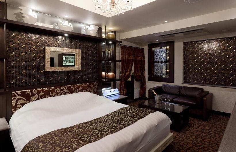 חדר דלוקס, Cherena Kunitachi