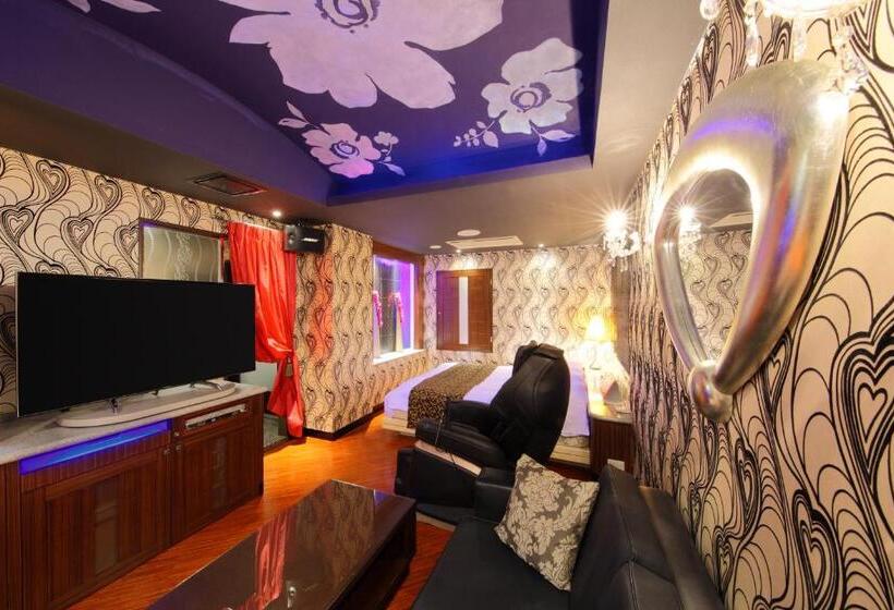 חדר דלוקס, Cherena Kunitachi