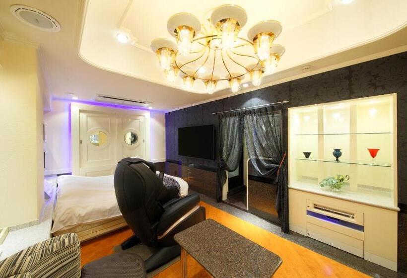 חדר דלוקס, Cherena Kunitachi