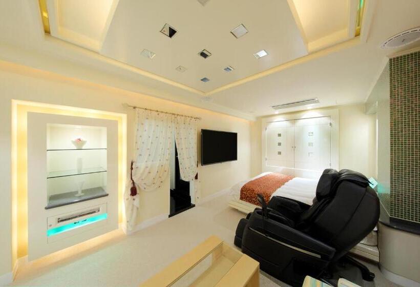 חדר דלוקס, Cherena Kunitachi