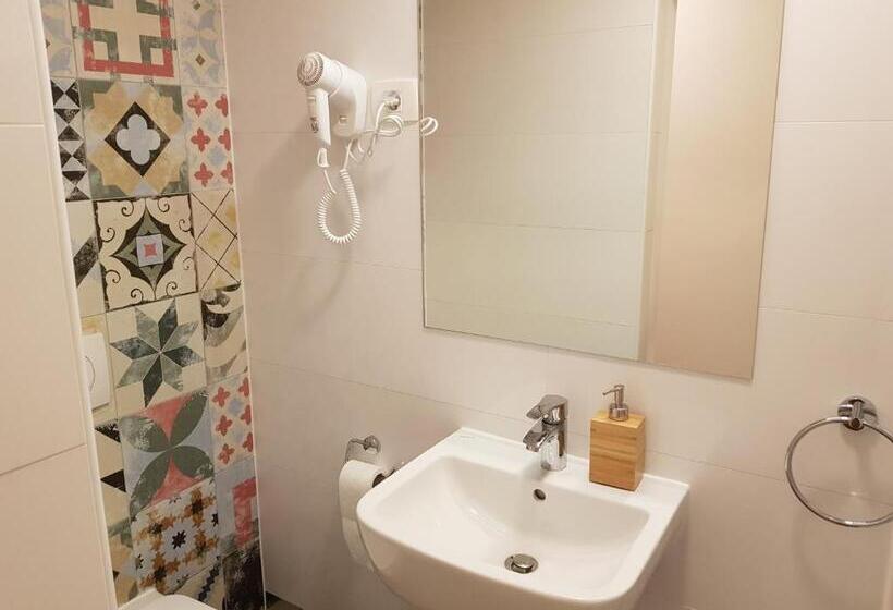 اتاق اکونومی, Piraneska