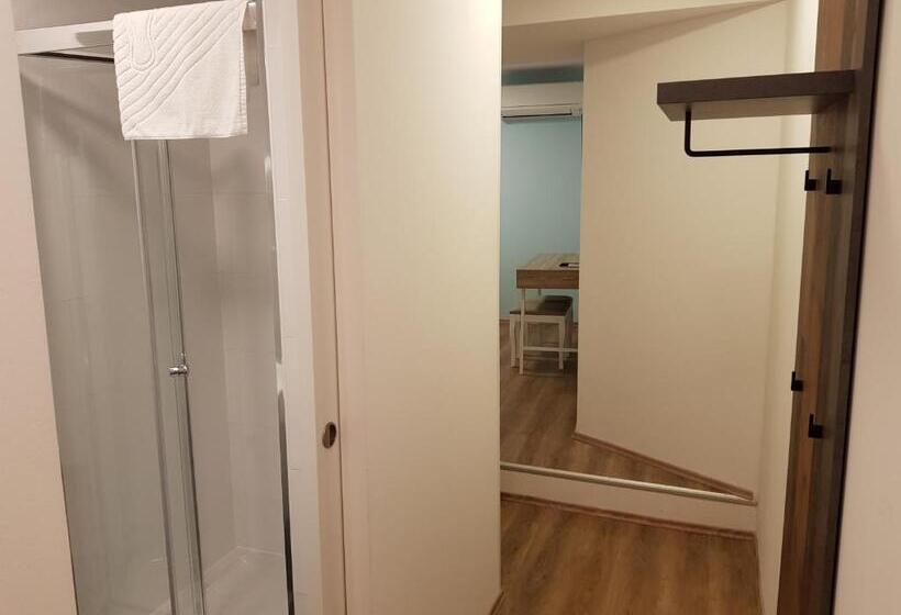 اتاق اکونومی, Piraneska