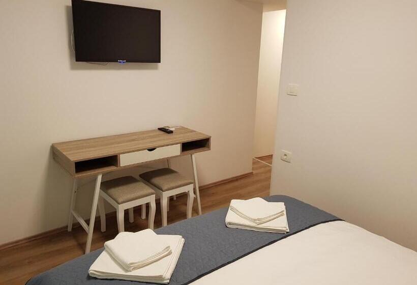 اتاق اکونومی, Piraneska