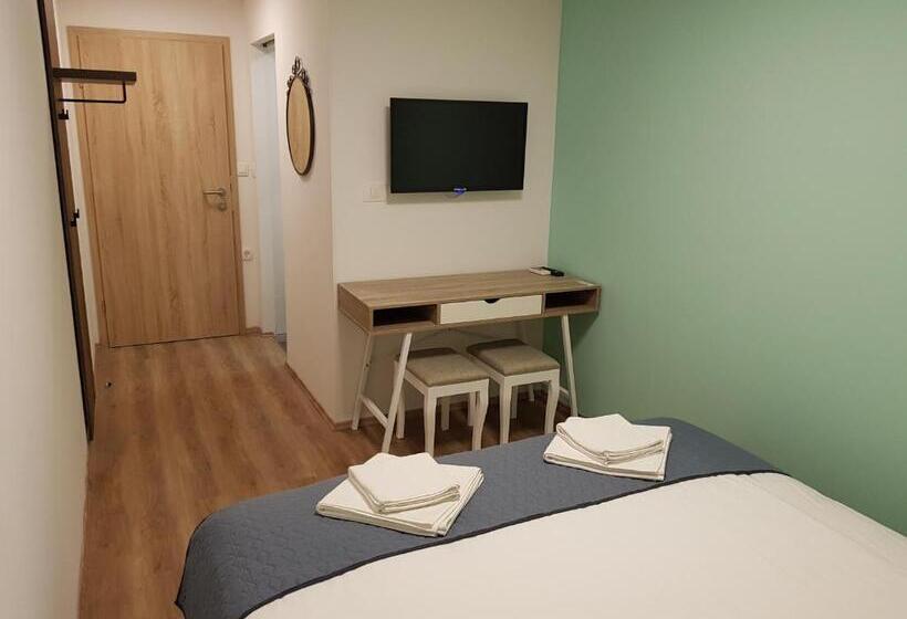 اتاق اکونومی, Piraneska