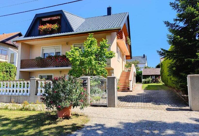 إستديو قياسى مزود بشرفة, Viola House