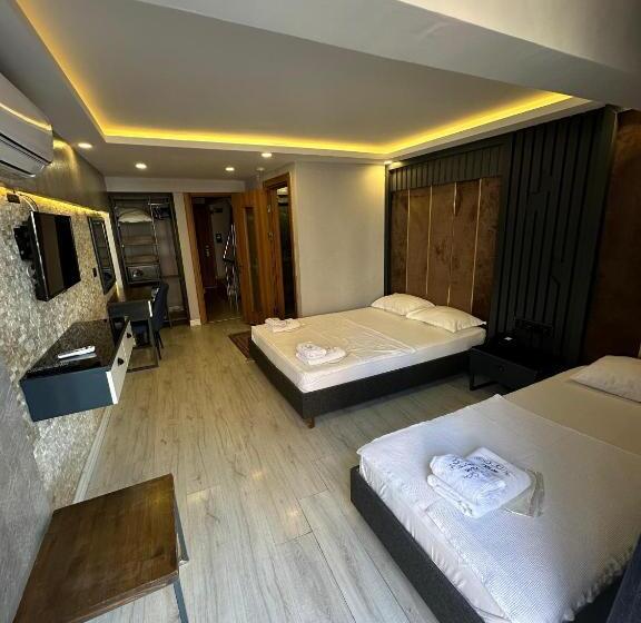 Standard Triple Room with Terrace, Sirkeci Quietness