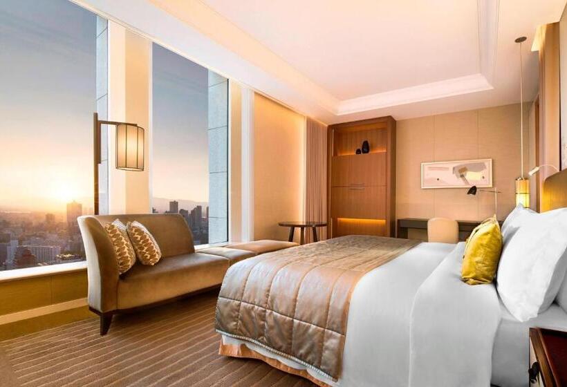 带城市景观和大床的豪华房间, St. Regis Osaka