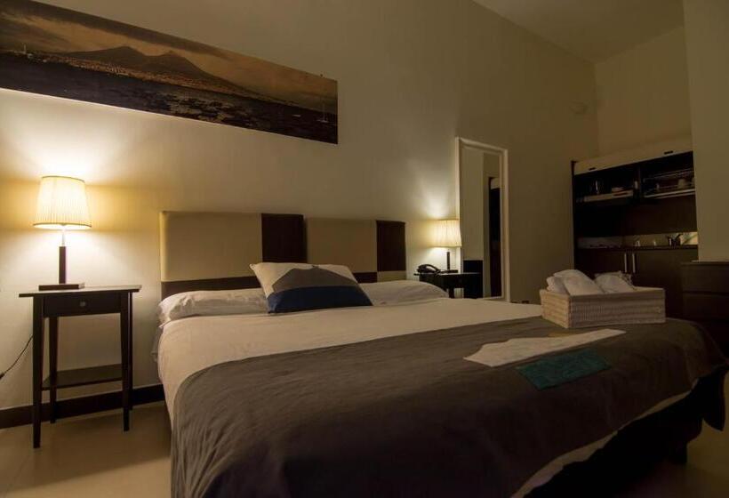 اتاق راحتی سه تخته, Plebiscito Apart