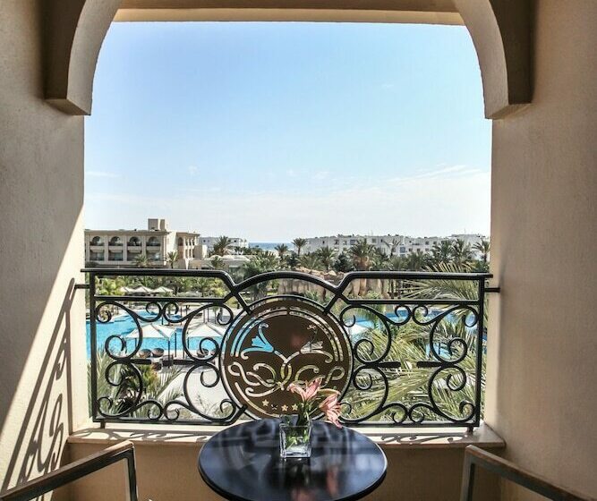 غرفة قياسية مطلّة علي حمام السباحة, The Russelior Hotel & Spa