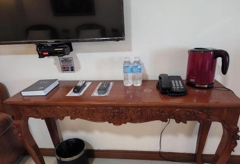 اتاق استاندارد چهار تخته, Ferrymar Hotel Iloilo