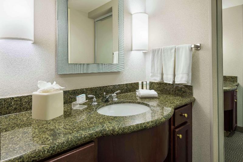מיטת קינג בסוויטה, Homewood Suites By Hilton Tampa Airport   Westshore