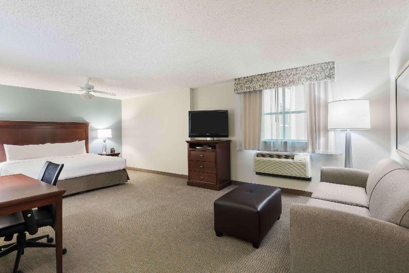 מיטת קינג בסוויטה, Homewood Suites By Hilton Tampa Airport   Westshore