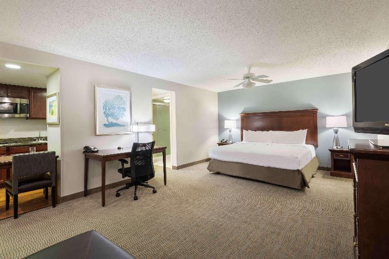 מיטת קינג בסוויטה, Homewood Suites By Hilton Tampa Airport   Westshore