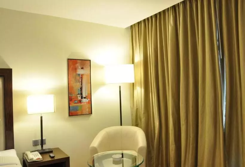 Quarto deluxe, Adarsh Hamilton
