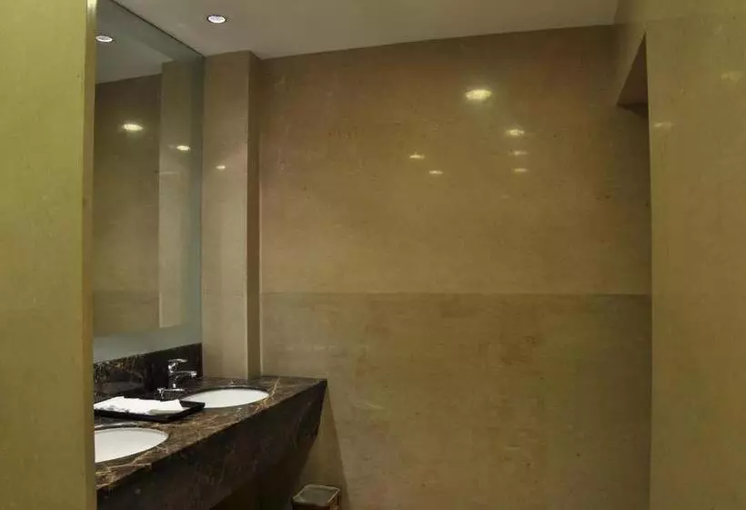 Quarto deluxe, Adarsh Hamilton