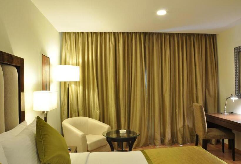 디럭스 룸, Adarsh Hamilton