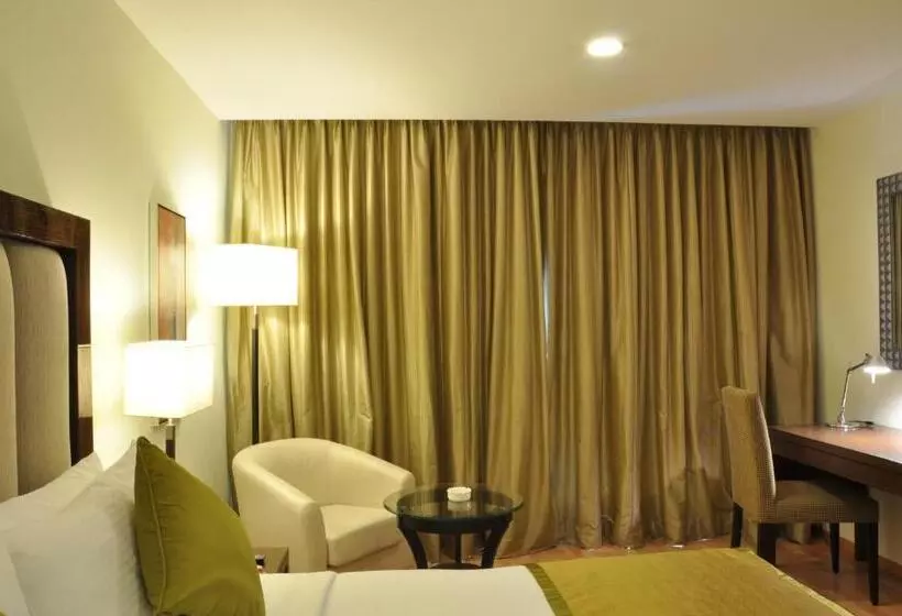 Quarto deluxe, Adarsh Hamilton