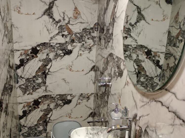 デラックストリプルルーム, Airport Annex