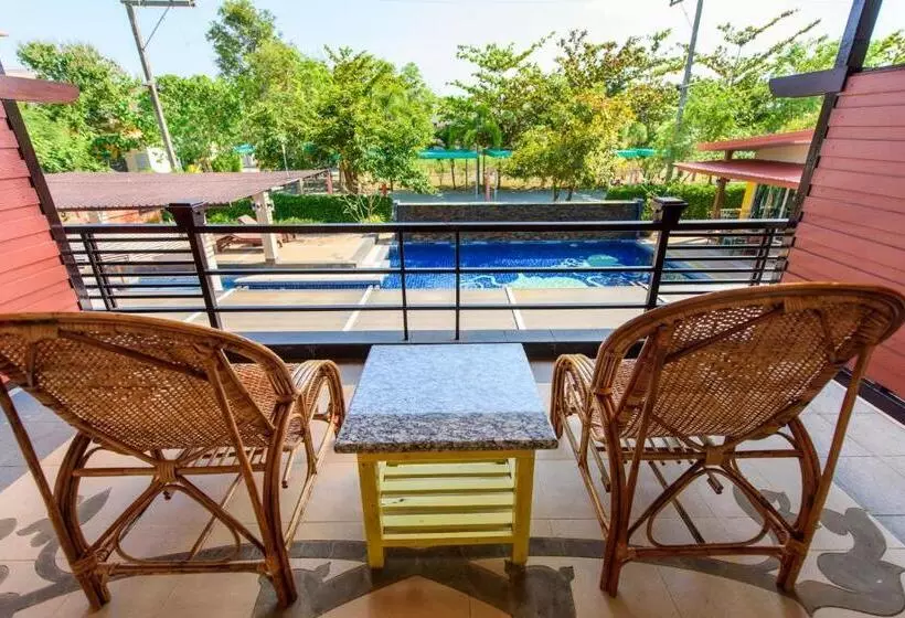 プールの見えるデラックスルーム, Baan Grood Arcadia Resort & Spa