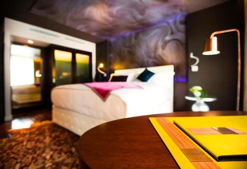 Deluxe Room King Size Bed