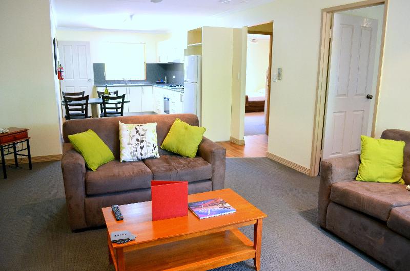 标准单人间, Dorus