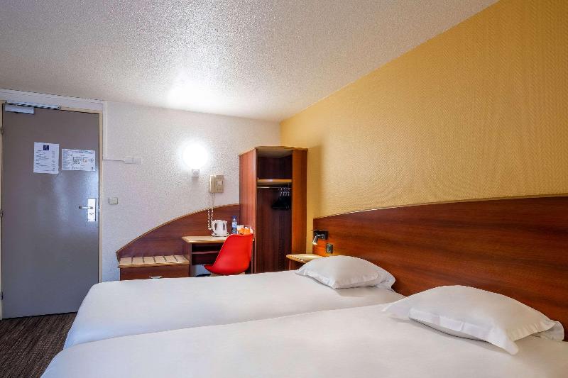 Номер Стандарт Трехместный, Comfort Hotel Etampes