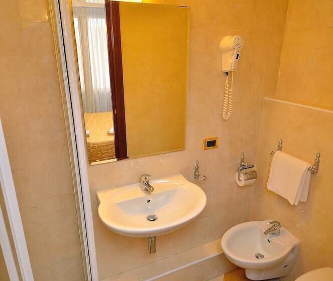 Standaard Driepersoonskamer, Noemi