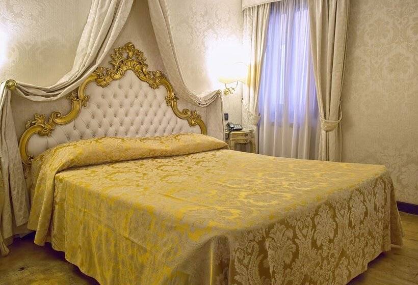 Standaard Driepersoonskamer, Noemi