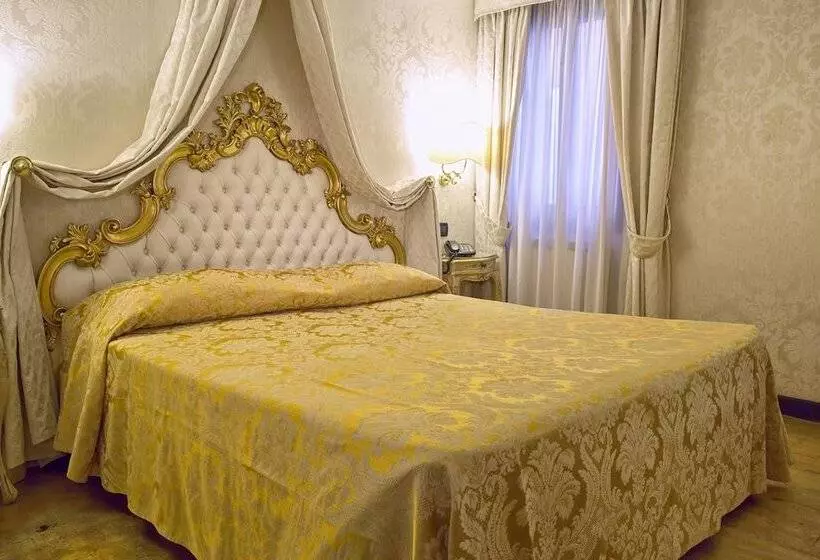 اتاق استاندارد سه نفره, Noemi