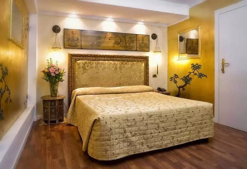 اتاق اکونومی, Noemi