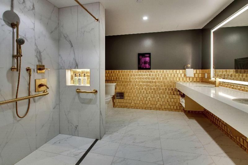 اتاق لوکس با بالکن, The One Bay Breeze