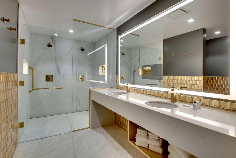 اتاق لوکس با بالکن, The One Bay Breeze