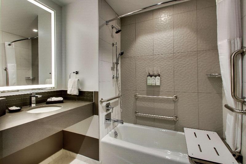 اتاق لوکس با بالکن, The One Bay Breeze