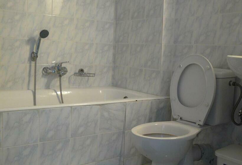 スタンダードスタジオ, Leonidas Studios & Apartments