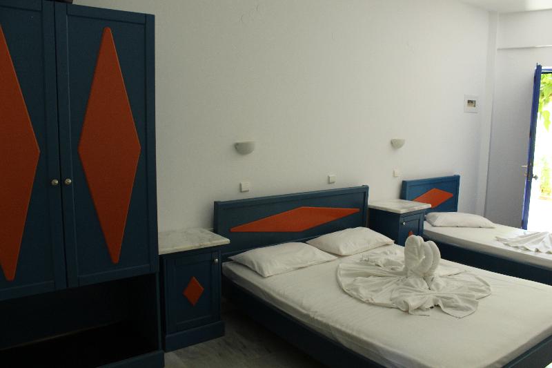 スタンダードスタジオ, Leonidas Studios & Apartments