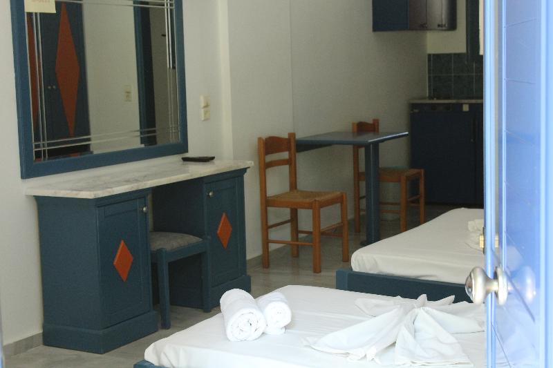 スタンダードスタジオ, Leonidas Studios & Apartments