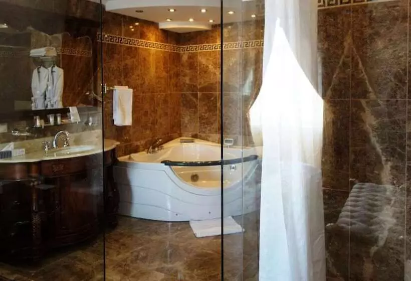 سوئیت پرزیدنت, Moscow Holiday Hotel